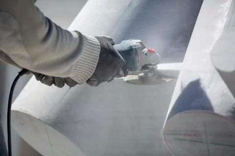Worker cutting stone with grinder Foto stock