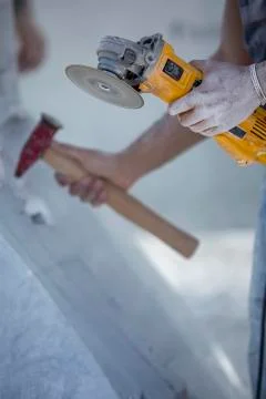 Worker cutting stone with grinder Foto stock