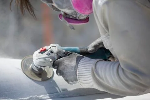Worker cutting stone with grinder Foto stock