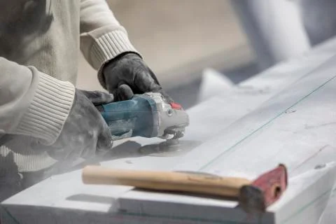 Worker cutting stone with grinder Stock-Fotos