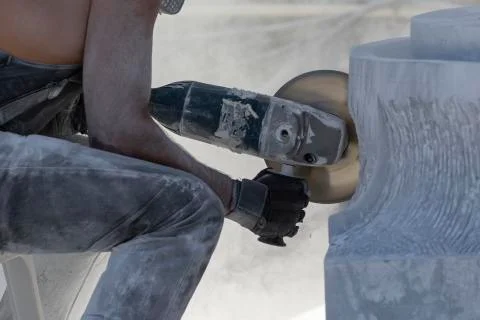 Worker cutting stone with grinder Foto stock