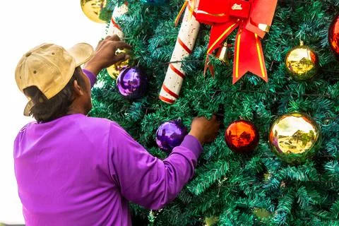 Worker decoration Christmas tree. Foto stock