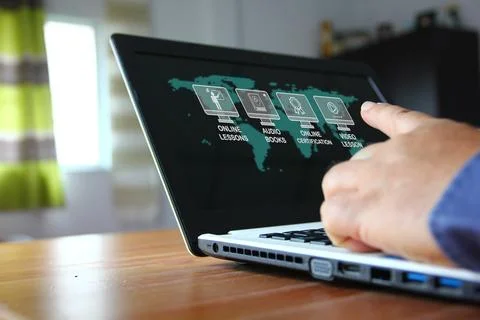 Worker develop own potential  using laptop searching e learning service Fotos de archivo