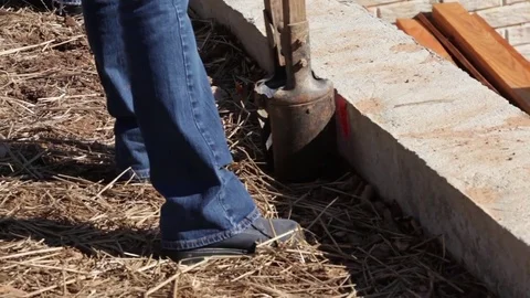 Worker Digging Post Hole Vídeo Stock 81749715