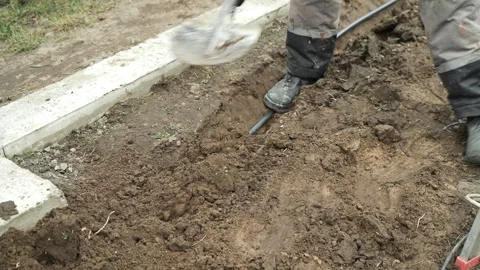 Worker Digs electric wires into the ground Video stock 268704816