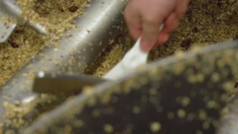 Worker distributing granola in mixer Vídeo Stock 237315178