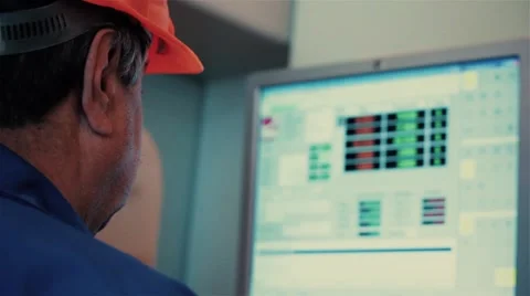 Worker do something with programm to conrol factory productivity 库存影片 66747468