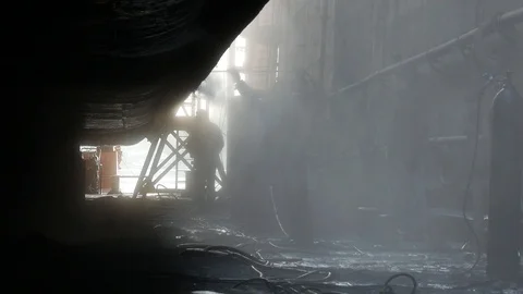 A worker at the dock washes the ship Video stock 87505957