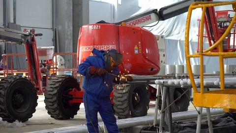 Worker does welding work Stock Footage 127719286