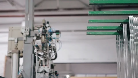 Worker draws up a finished remote frame for plastic windows. Vidéo 129384343