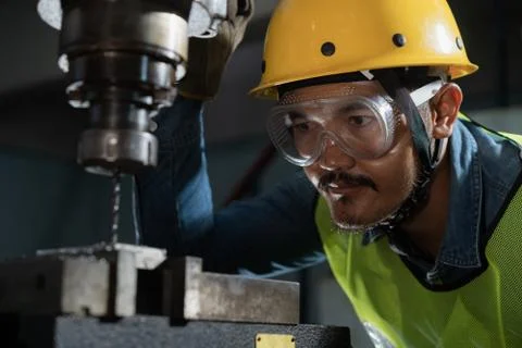 Worker Drilling machine hole metal flat steel plate and selective focus with 스톡 사진