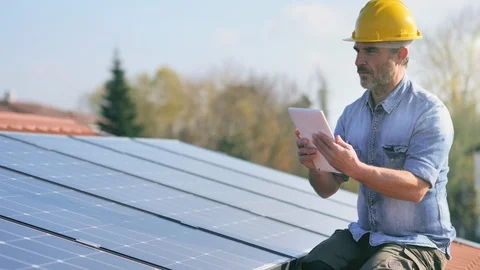 Worker engineer with tablet checking solar panels plant Video stock 99289377