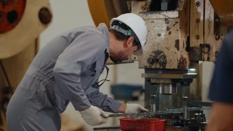 Worker in factory wears hard hat and gloves Vidéo 340271120