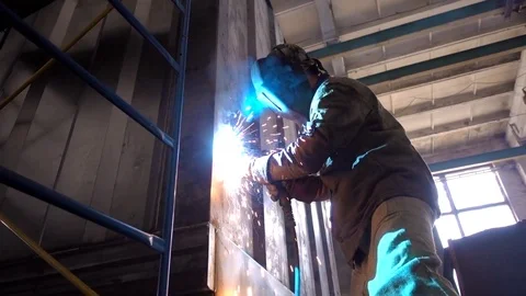 Worker at the factory to weld the iron container Stock Footage 112873844