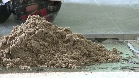 Worker filling sand on the ground Видео 72704123