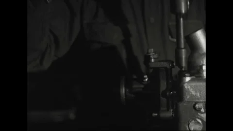 Worker fix screws of engine on production line of automobile factory - 1939 Vídeos de archivo 103599072