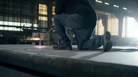 Worker Flame Cutting Large Steel Plate, Industrial Hall Interior, Static Shot Vídeos de archivo 341529803