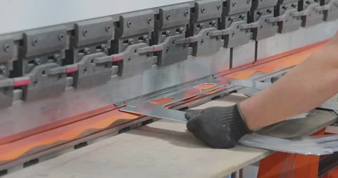Worker Forming Aluminum Component for RIB Boat Production Using CNC Press Brake 스톡 동영상 336095262
