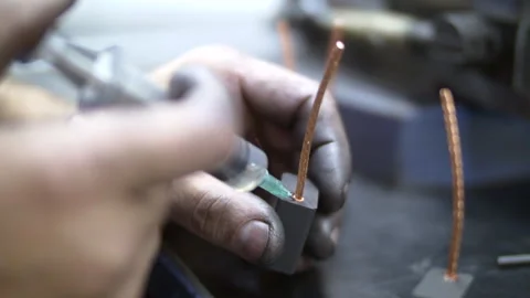 A worker gluing some objects together. Vídeos de archivo 262446511