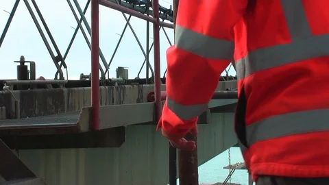 Worker goes on the metal construction. Vídeo Stock 95703709