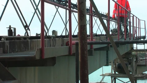 Worker goes on the metal construction. Vídeo Stock 95703733