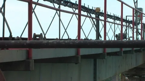 Worker goes on the metal construction. Vídeo Stock 95703752