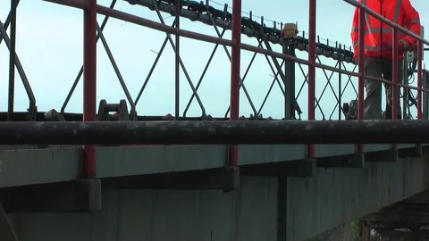 Worker goes on the metal construction. Vídeo Stock 95703780