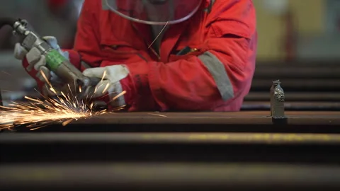 Worker grinding iron in a factory Vidéo 244810965