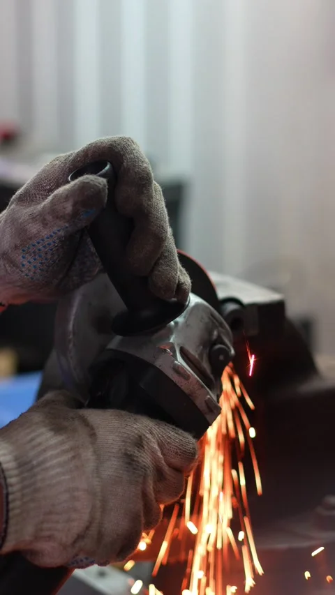 Worker Grinding Metal with Angle Grinder in Workshop Vídeo Stock 345567279