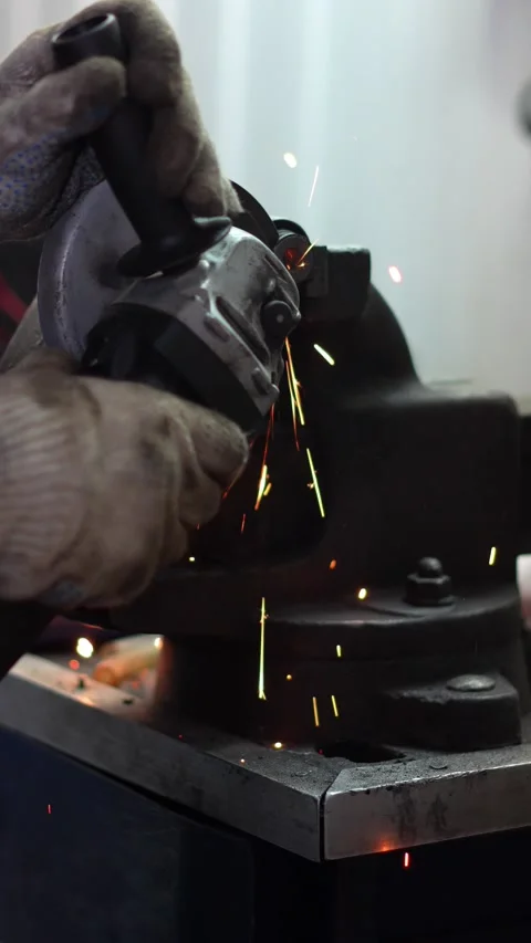 Worker Grinding Metal with Angle Grinder in Workshop Vídeo Stock 345567727
