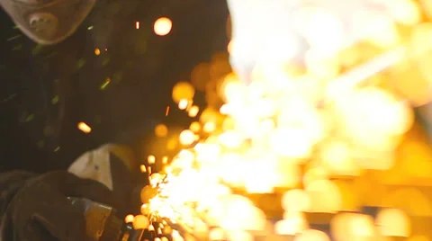 Worker grinding metal construction with a circular saw 動画素材 27877346