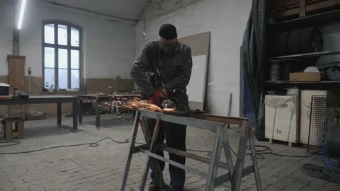 A worker grinds a metal part Vídeos de archivo 225770502