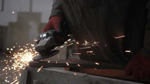 A worker grinds a metal part Vídeo Stock 225771647