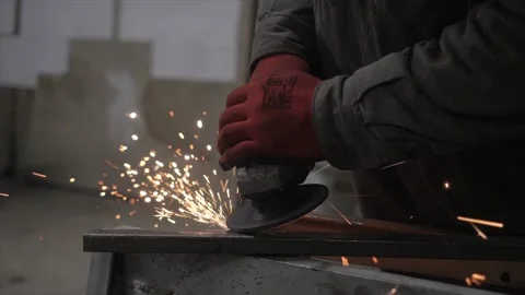 A worker grinds a metal part Vídeos de archivo 228774799