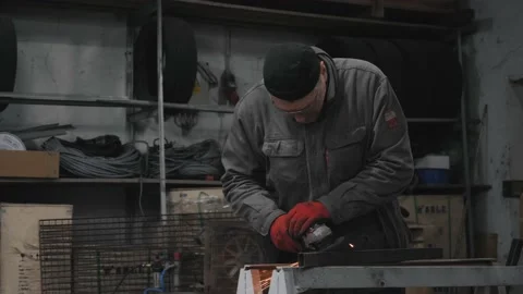 A worker grinds a metal part Vídeos de archivo 228774818