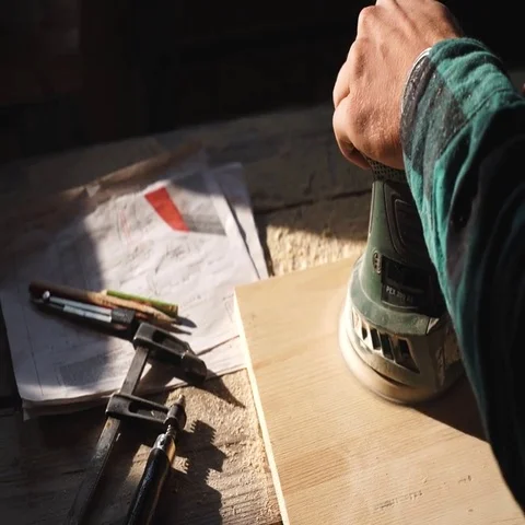 Worker grinds the wood of angular grinding machine Video stock 69537357