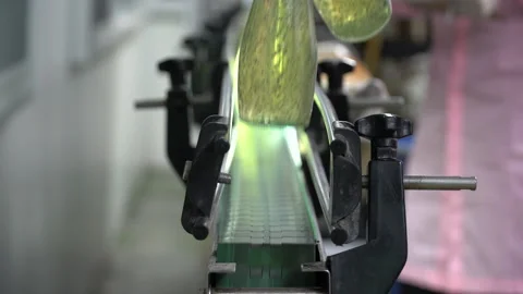 Worker hand putting juice bottle on conveyor line with automatic machine in Stock Footage 142698963