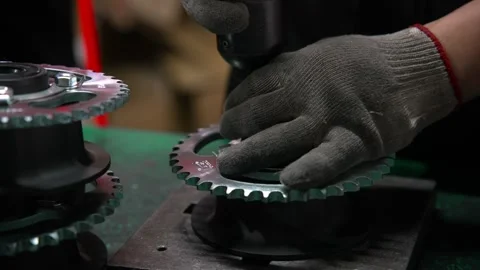 Worker Hand Tightening Bolt with Electronic Screwdriver on Engine Component Vidéo 336770435
