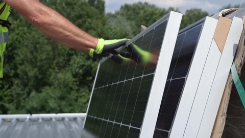 Worker Handling Solar Panels Vídeos de archivo 117851369