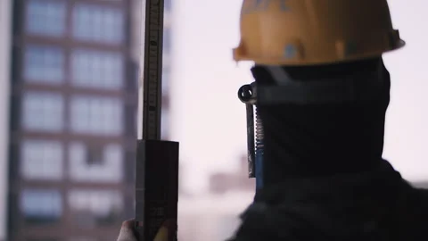 Worker in a helmet adjusts the height of the construction formwork Video stock 250809586
