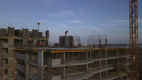 A worker on a high-rise building clogs the formwork for pouring concrete in the Vídeos de archivo 153663290