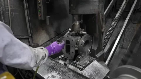Worker holding finished butterfly valve with handle lever showing machined Vidéo 336681828
