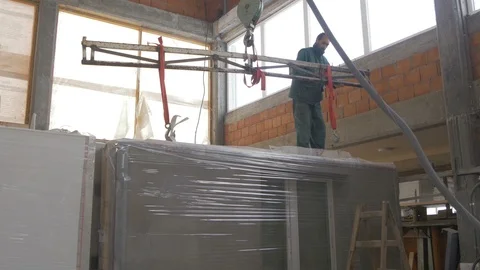 Worker hooked external wall on bridge crane during transportation in workshop 動画素材 99411371