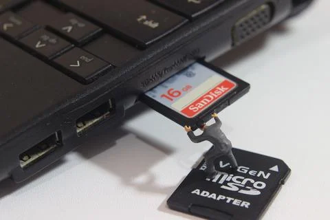Worker inserting Sandisk 16 GB SD Card into Notebook Slot Stock-Fotos