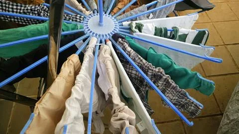 Worker inspecting yarn on spinning machine in textile factory Stockfoto's