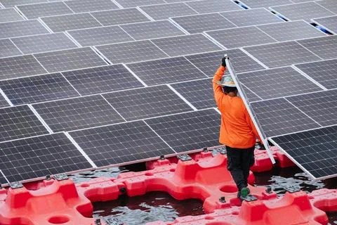 Worker Installation Floating Solar Panels. Worker Maintenance Replace Solar.. Foto stock