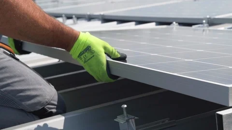 Worker Installing Solar Panel Vídeos de archivo 117850484