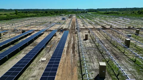 Worker installing solar panel at large building site of renewable power Vídeos de archivo 278650384