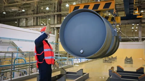 Worker is Instructing the Crane Operator for the Placing of the chemical Barrel 스톡 동영상 201828696