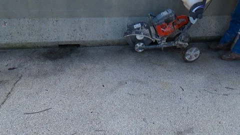 Worker with Joint cutters Vídeo Stock 87025843